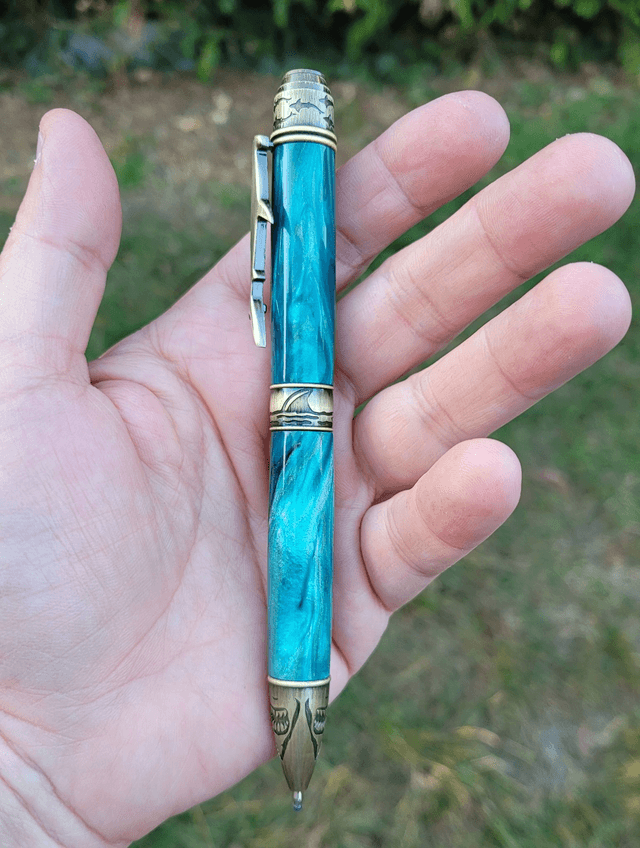 Stylo Requin bronze en résine océan