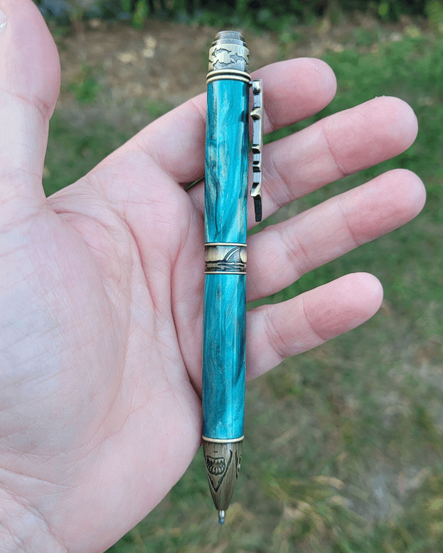 Stylo Requin bronze en résine océan