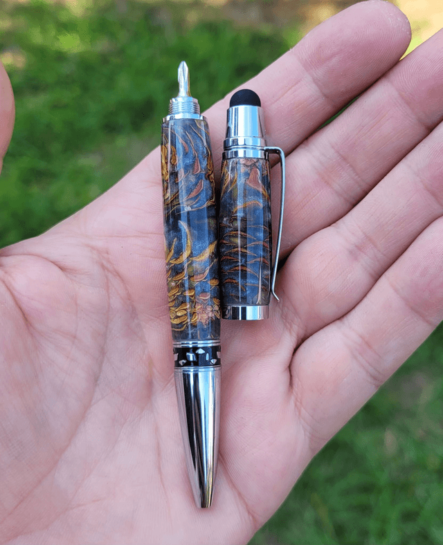 Stylo McGyver en résine et pommes de pin
