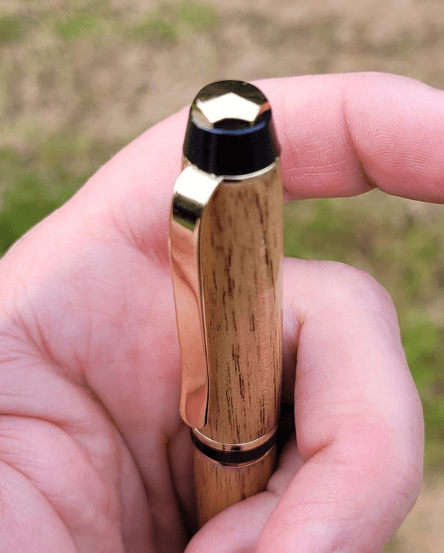 Stylo Big Ben doré en noyer de bourgogne