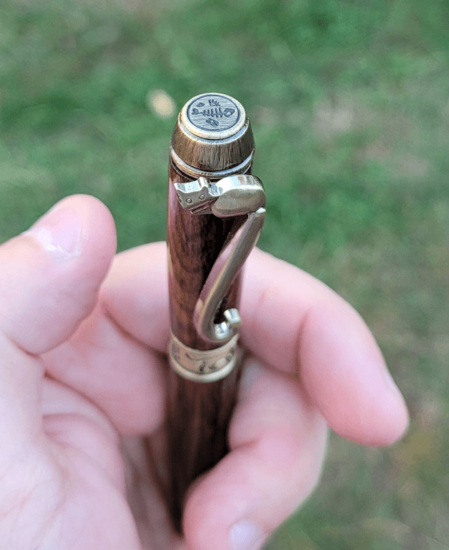 Stylo Kitten bronze en ziricote