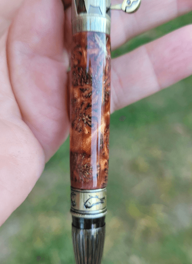 Stylo Bird en cônes d'aulne stabilisées dans une résine cuivrée.
