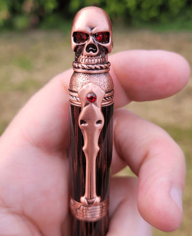 Stylo Skull cuivre en palmier noir