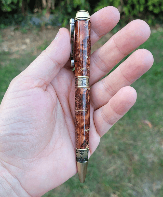 Stylo Kitten bronze en résine cuivrée avec cônes d'aulne