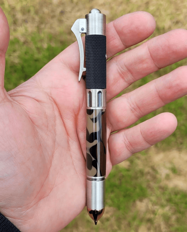 Stylo Revolver en résine camouflage avec mallette