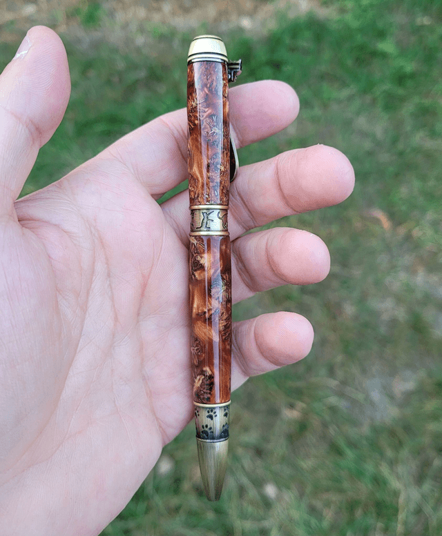 Stylo Kitten bronze en résine cuivrée avec cônes d'aulne
