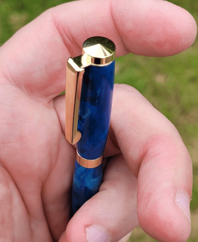 Stylo format CB doré en résine bleue