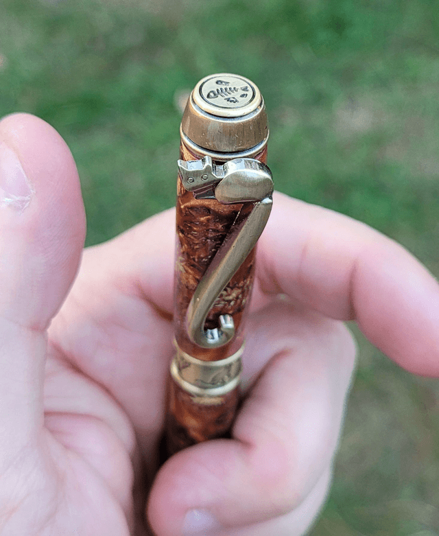 Stylo Kitten bronze en résine cuivrée avec cônes d'aulne