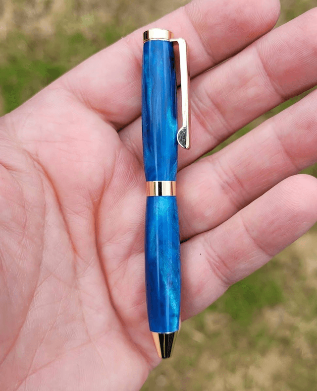Stylo format CB doré en résine bleue