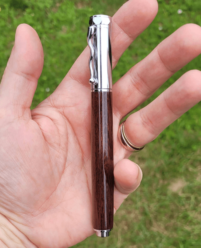 Stylo roller Petit Magnétique en palissandre de madagascar