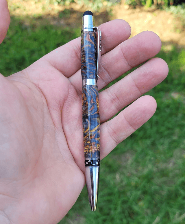 Stylo McGyver en résine et pommes de pin