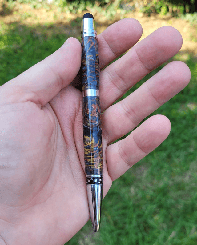 Stylo McGyver en résine et pommes de pin