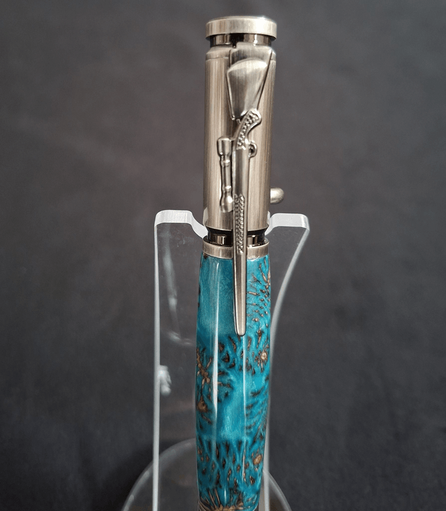 Stylo Colt acier brossé en résine bleue avec cônes d'aulne