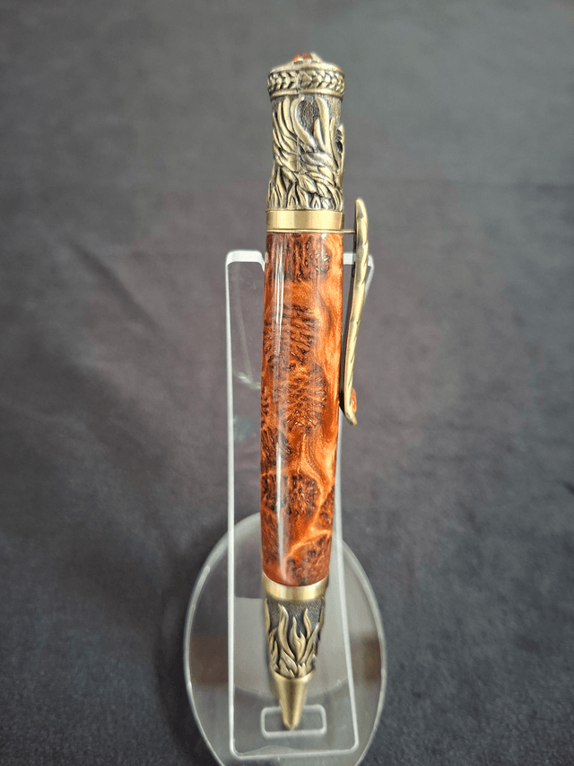 Stylo Phénix en résine cuivrée avec cônes d'aulne