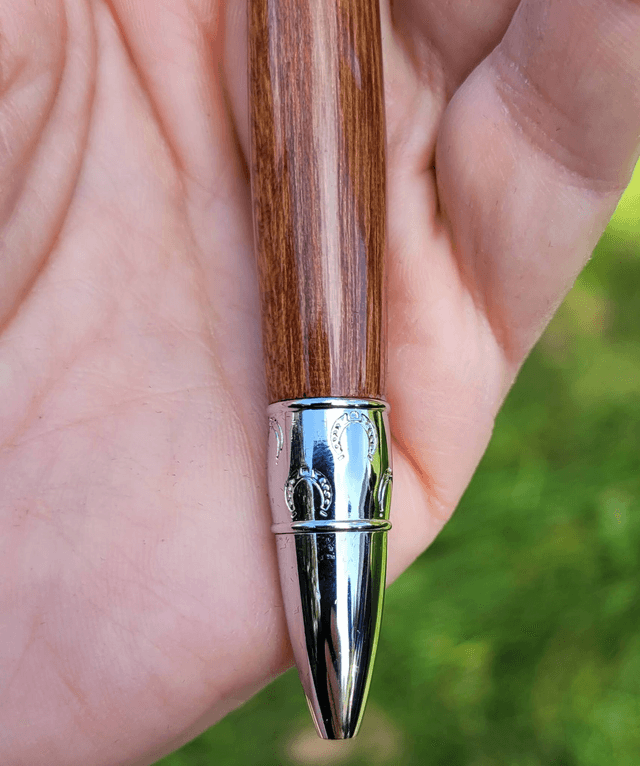 Stylo Cheval chromé en coeur dehors