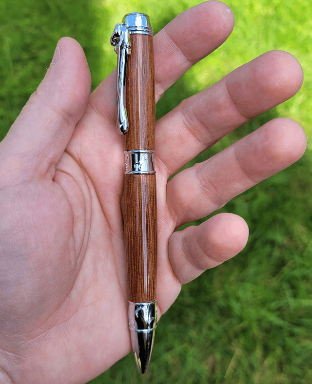 Stylo Cheval chromé en coeur dehors
