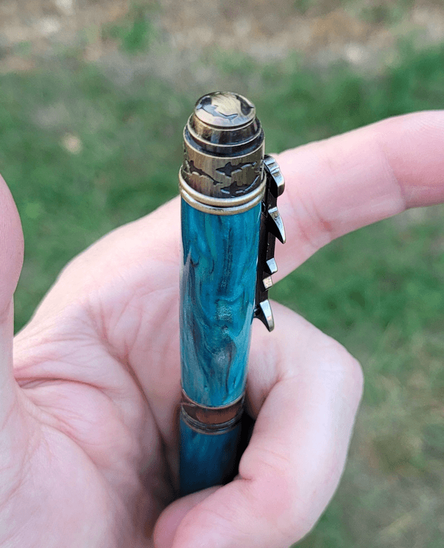 Stylo Requin bronze en résine océan