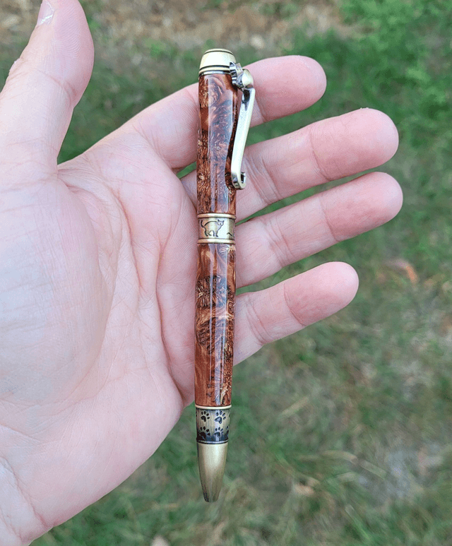 Stylo Kitten bronze en résine cuivrée avec cônes d'aulne