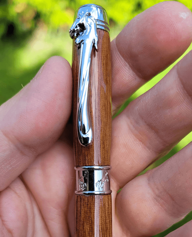 Stylo Cheval chromé en coeur dehors