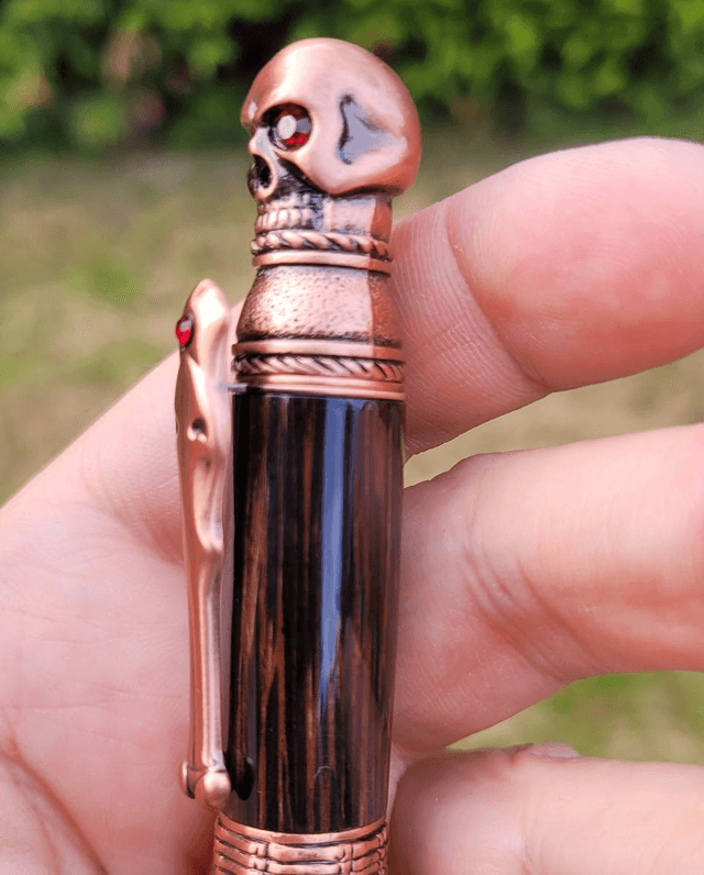 Stylo Skull cuivre en palmier noir