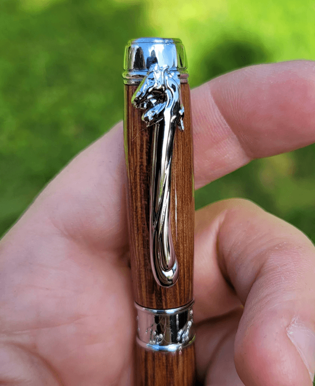 Stylo Cheval chromé en coeur dehors