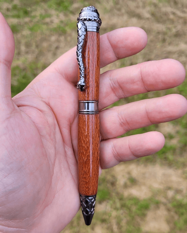 Stylo Serpent en résine louro faïa